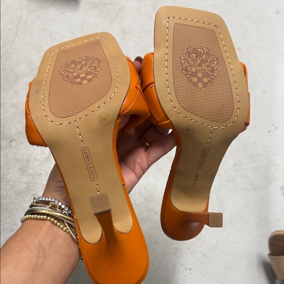 Vince Camuto Women's Bold Orange Sandals BRAND NEW - Size 7 Low Heels - Picture 4 of 4